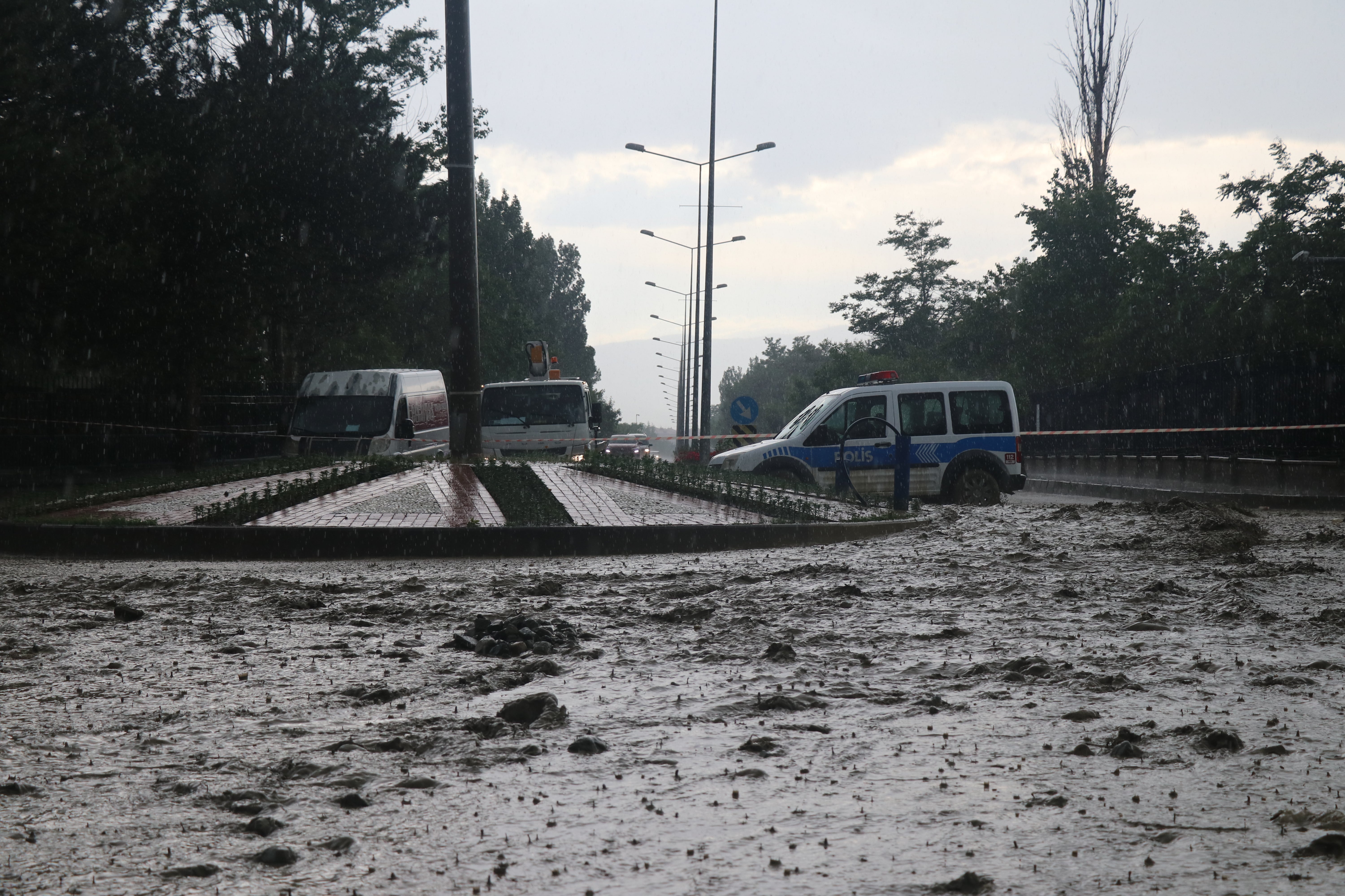 Erzincan'da etkili olan şiddetli yağış nedeniyle bazı yollar, köy evleri ve ahırlarda su taşkını yaşandı.